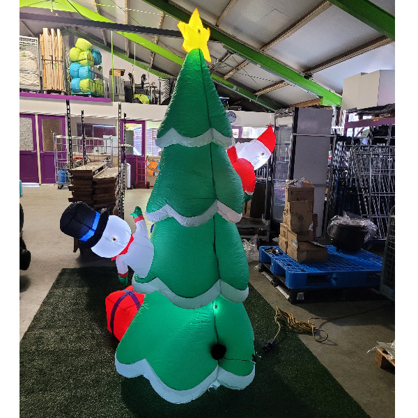 Opblaasfiguur - Kerstboom met kerstman en sneeuwpop kiekeboe 210cm
