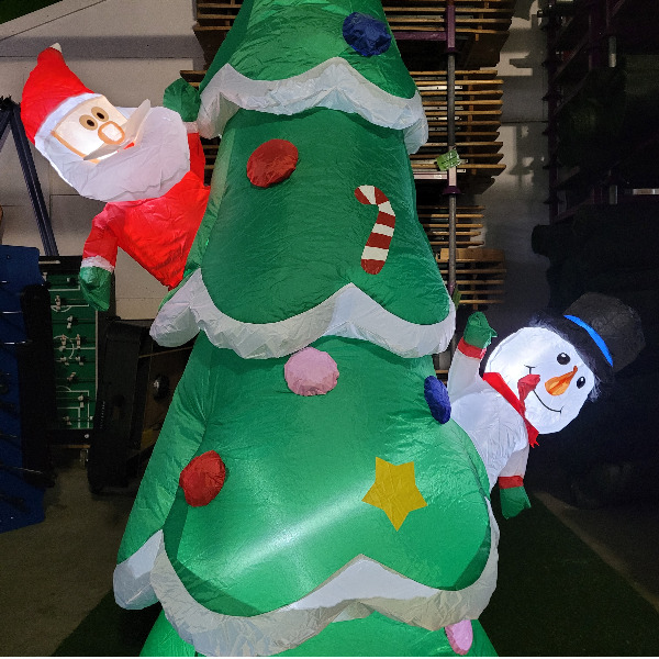Opblaasfiguur - Kerstboom met kerstman en sneeuwpop kiekeboe 210cm