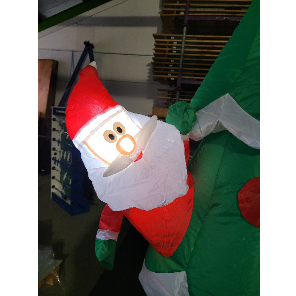 Opblaasfiguur - Kerstboom met kerstman en sneeuwpop kiekeboe 210cm