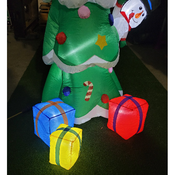 Opblaasfiguur - Kerstboom met kerstman en sneeuwpop kiekeboe 210cm