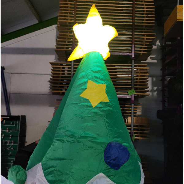 Opblaasfiguur - Kerstboom met kerstman en sneeuwpop kiekeboe 210cm
