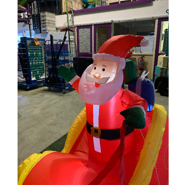Opblaasfiguur - Kerstman in slee 1,3x2,2m