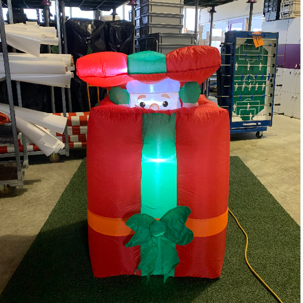 Opblaasfiguur - Kerstman kiekeboe - cadeautje (interactief)