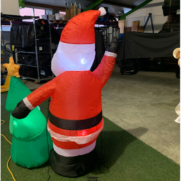 Opblaasfiguur - Kerstman met kerstboom