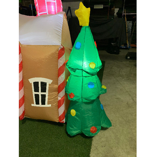 Opblaasfiguur - Kersthuis met kerstman 180cm