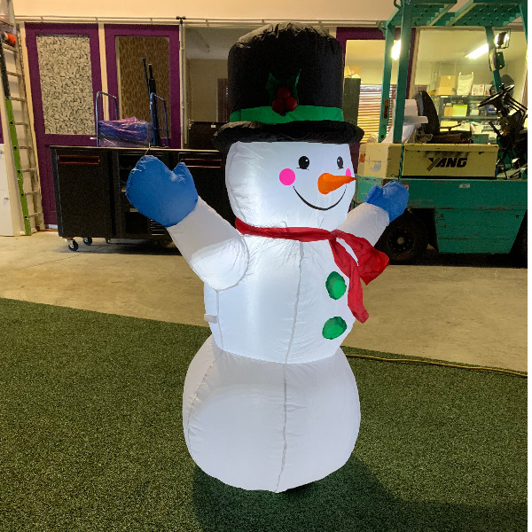 Opblaasfiguur - Sneeuwpop met rode sjaal