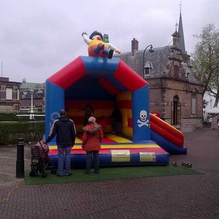 Springkussen Zeerover met glijbaan