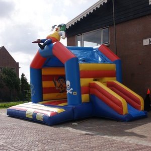 Springkussen Zeerover met glijbaan